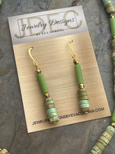 Load image into Gallery viewer, Green Turquoise Howlite jewelry set with Czech glass beads and heart link chain
