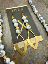 Load image into Gallery viewer, White Howlite and Agate Stone Pendant Necklace Set
